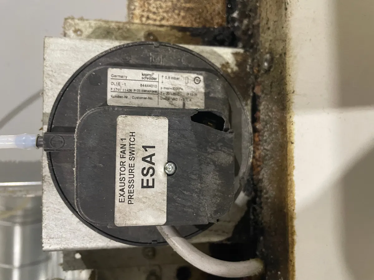 SMR pressure switch exhaust